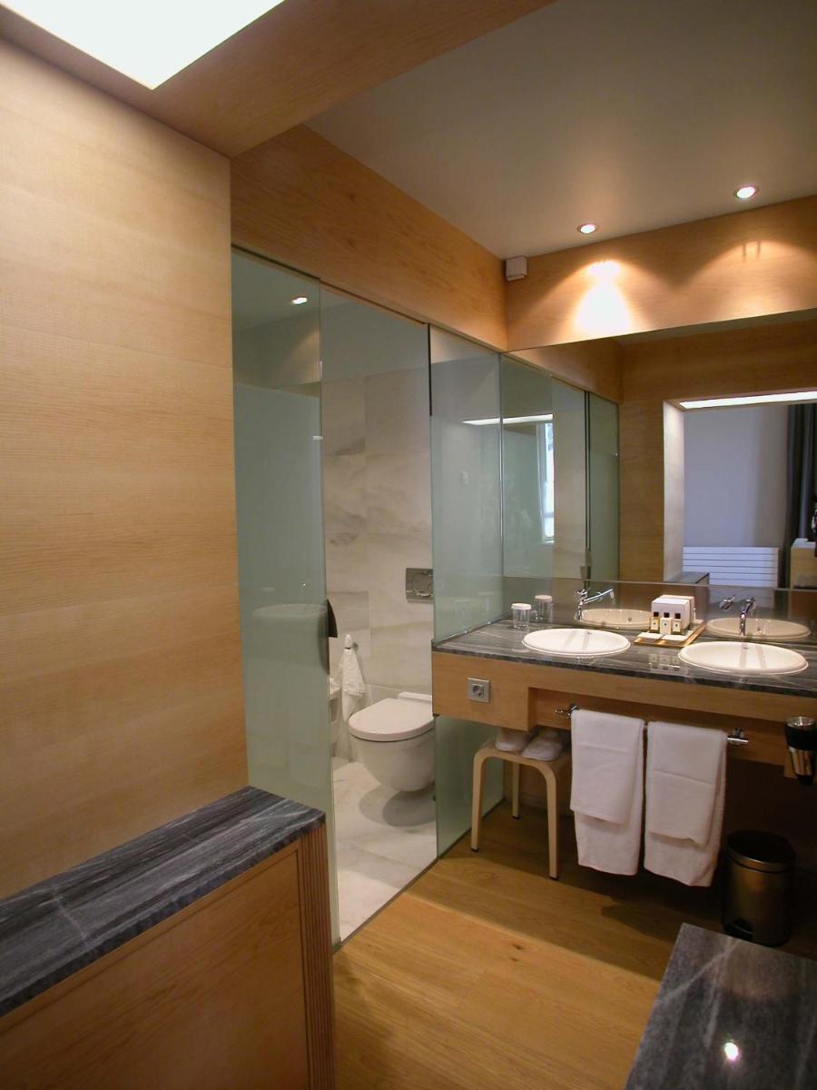 Un baño con dos lavabos y un inodoro. en Gran Hotel – Balneario de Panticosa, en Panticosa