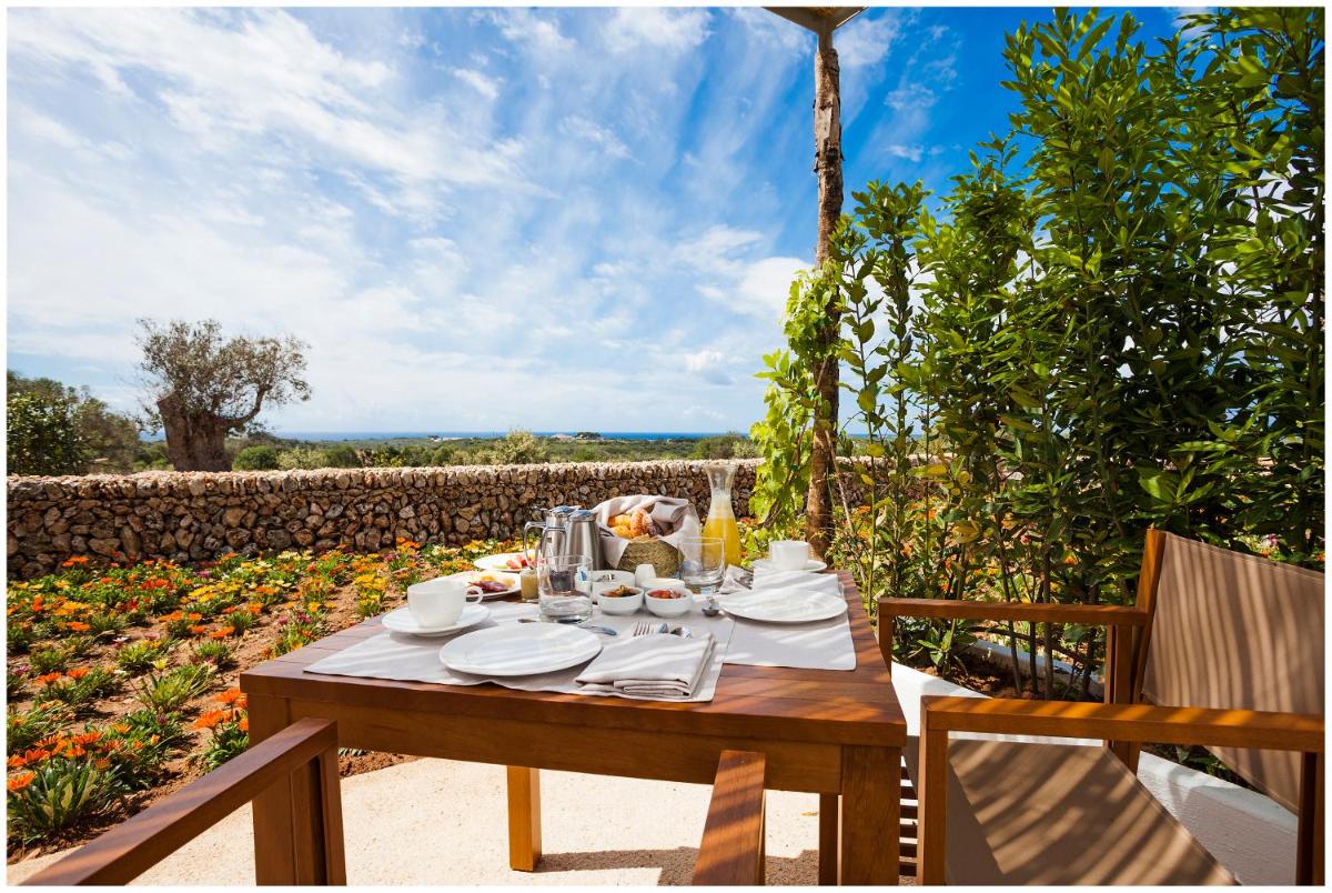 Jardín al aire libre en Torralbenc, a Small Luxury Hotel of the World