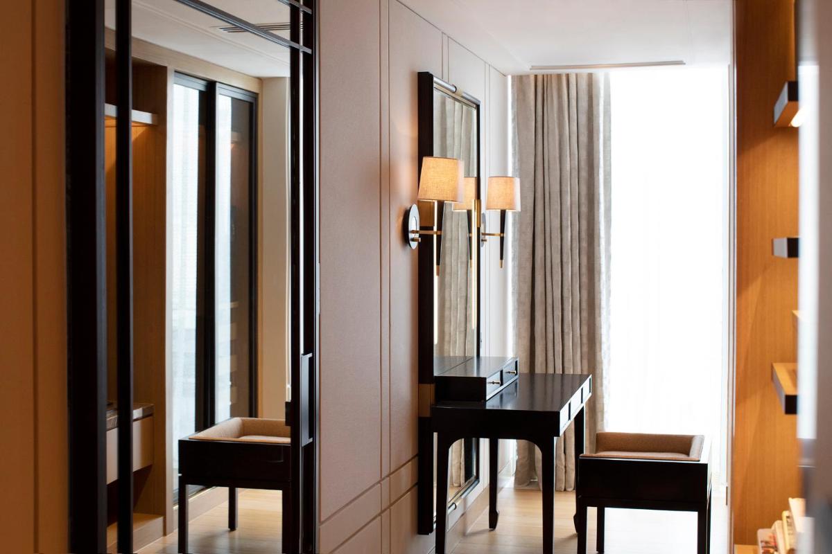 a room with a desk and a mirror at Shangri-La Singapore in Singapore a room with a desk and a mirror at Shangri-La Singapore in Singapore