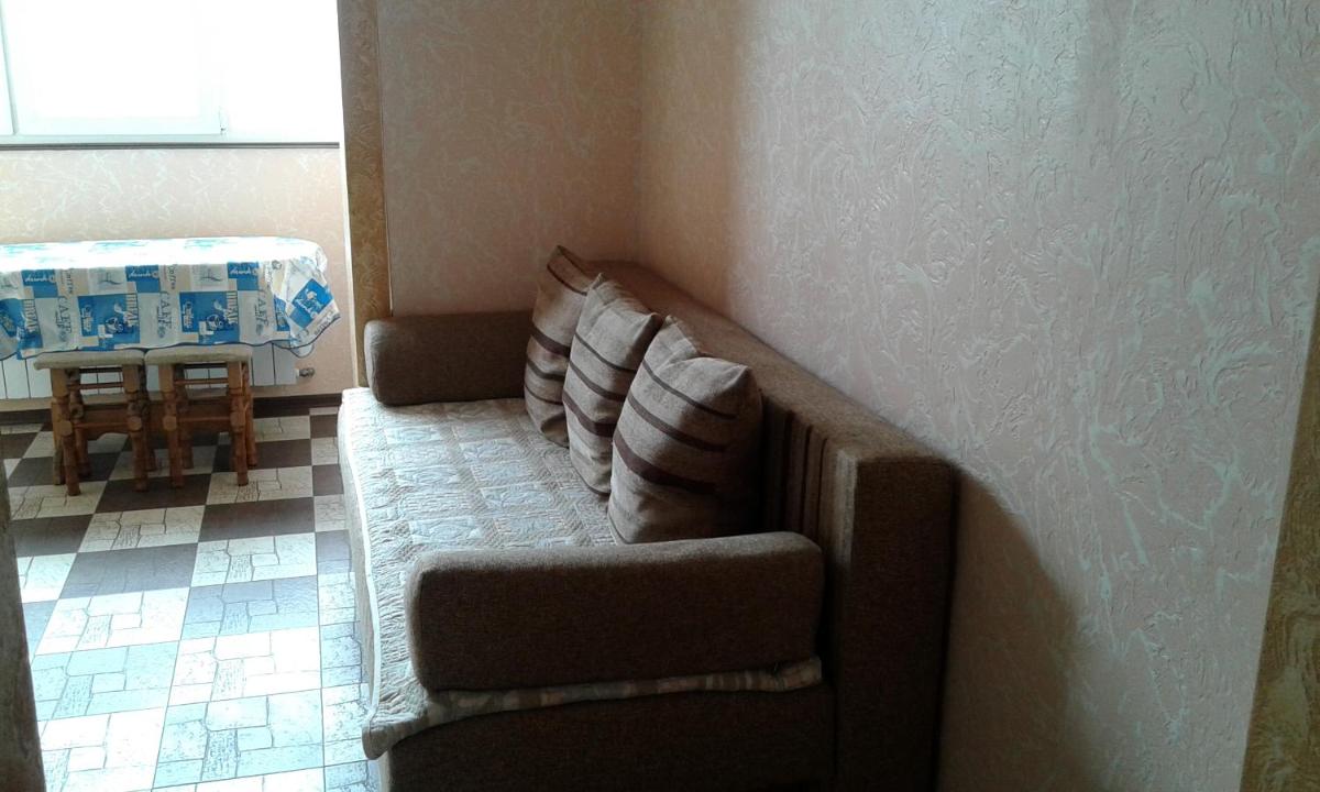 Біля Драматичного театру - Housity