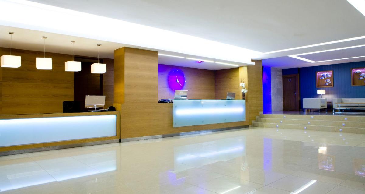 El vestíbulo o zona de recepción de Hotel Samos
