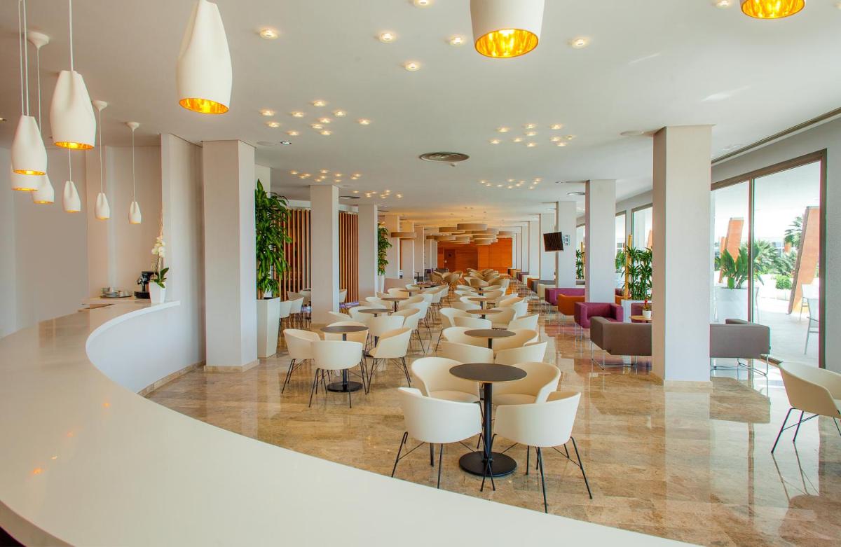 Un restaurante o sitio para comer en RH Bayren Hotel & Spa 4* Sup