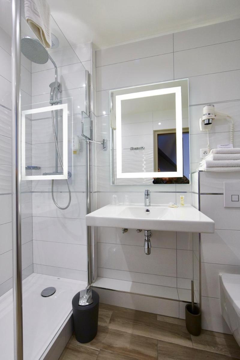 Salle de bains dans l'établissement Best Western Plus Au cheval Blanc à Mulhouse
