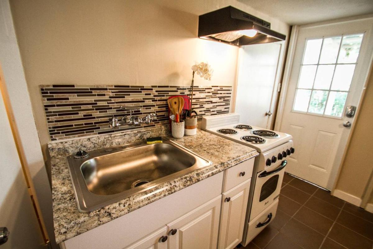 Hays #B Near Downtown Guest Studio - Housity
