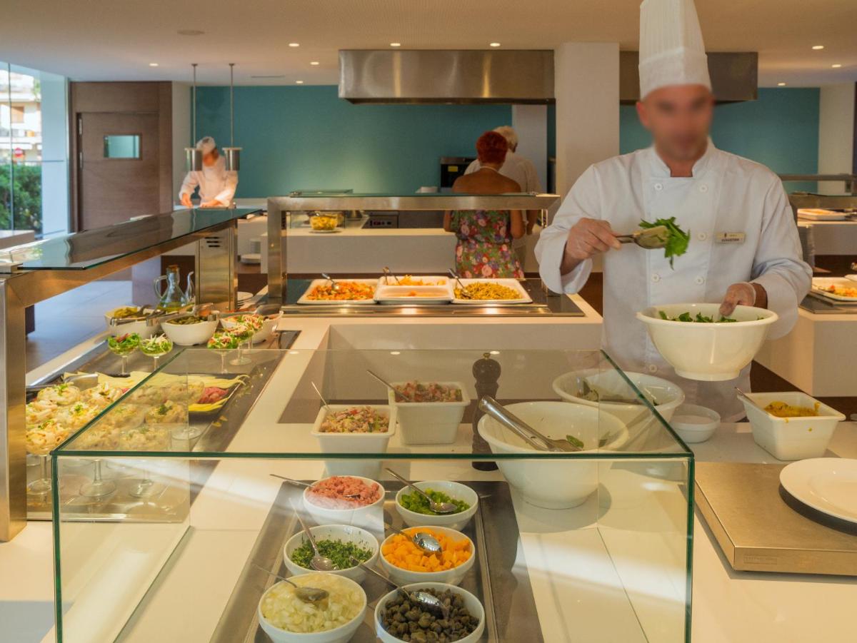 Comida en o cerca de este hotel