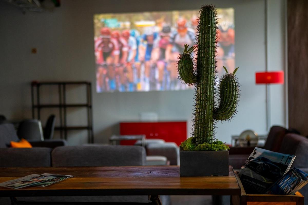 Uma televisão e/ou sistema de entretenimento em Sport Hotel Gym + SPA