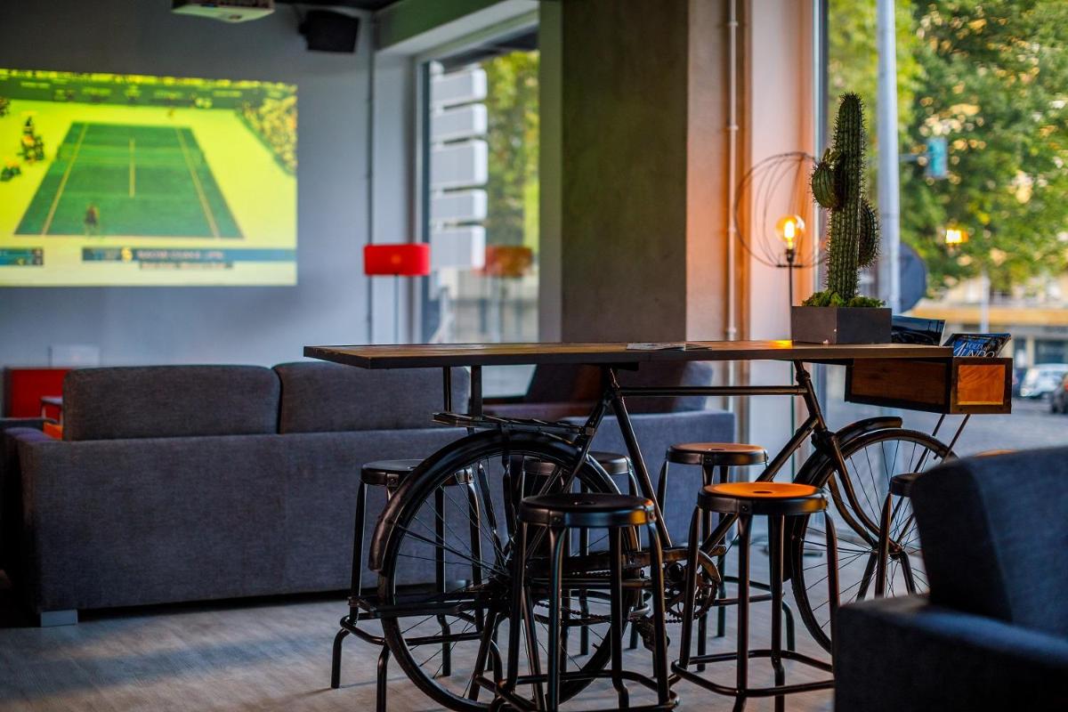 uma bicicleta estacionada ao lado de uma mesa num quarto em Sport Hotel Gym + SPA na Covilhã