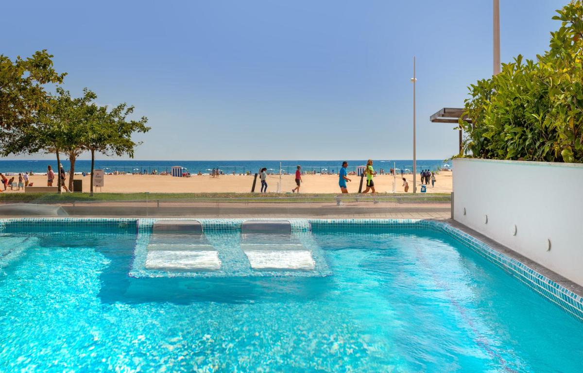 una piscina con una playa de fondo en RH Bayren Hotel & Spa 4* Sup, en Gandía