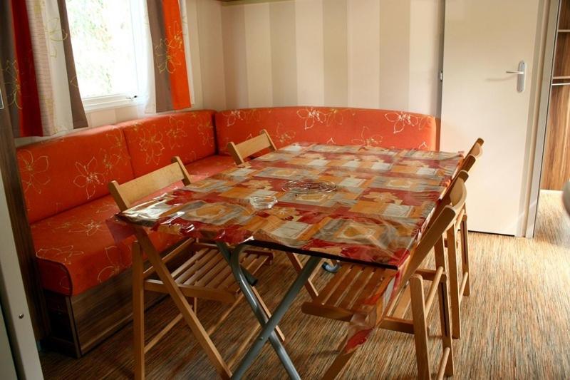 Coin salon dans l'établissement Camping La Pinède