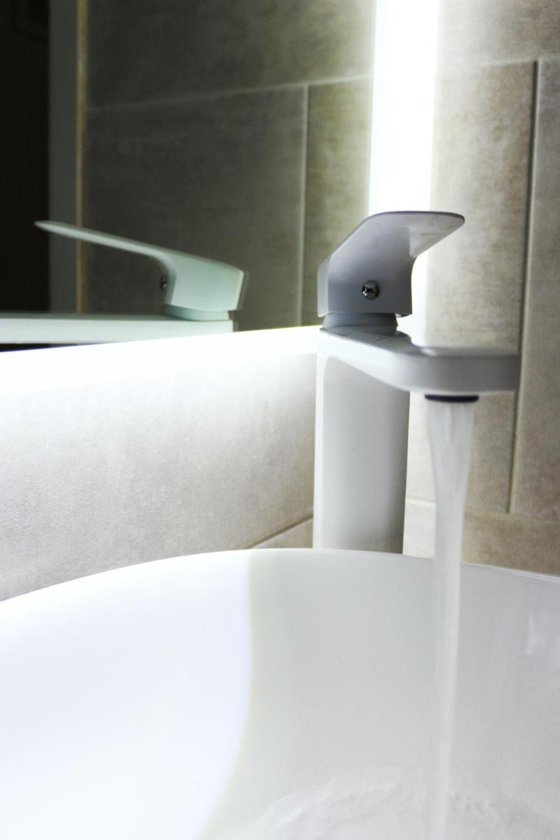 Yannis Apartments - Stylish Stay with High-Speed Wi-Fi - Housity