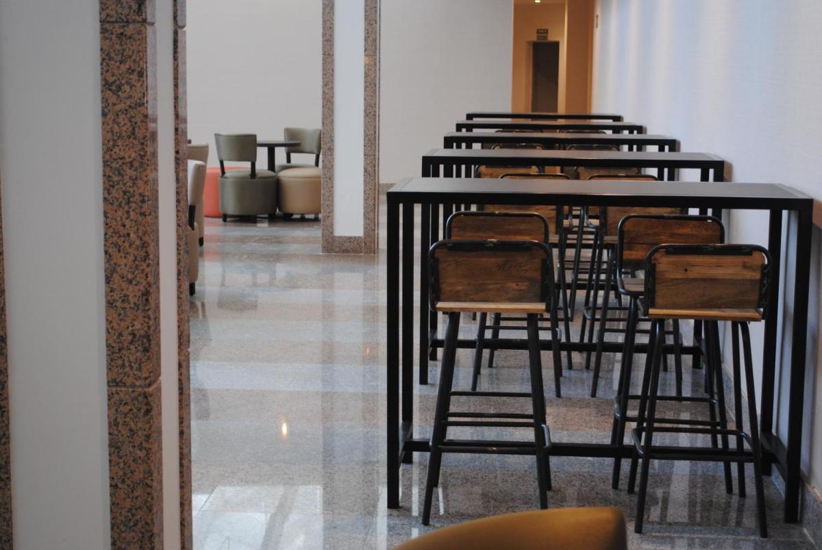 Un restaurante o sitio para comer en Gara Suites Golf & Spa