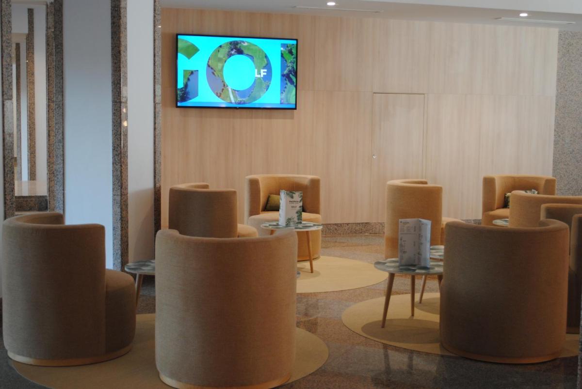 Una televisión o centro de entretenimiento en Gara Suites Golf & Spa
