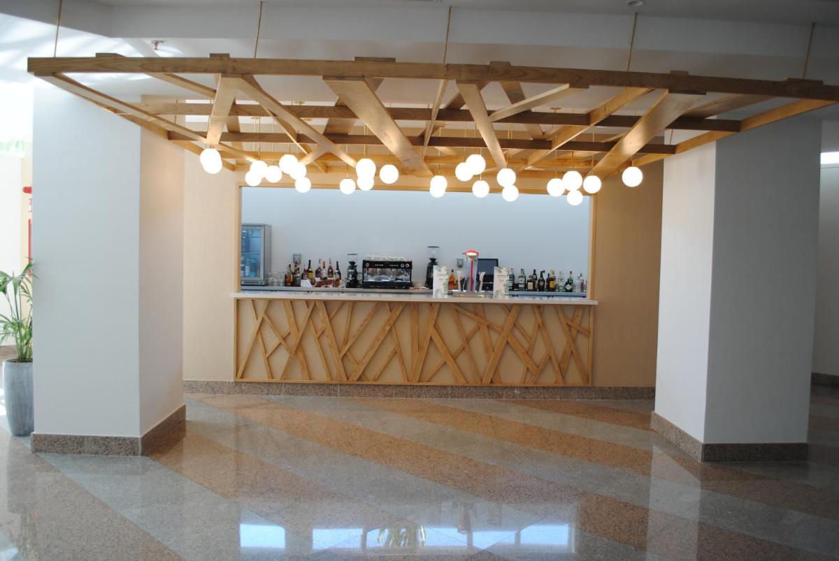 El salón o zona de bar de Gara Suites Golf & Spa