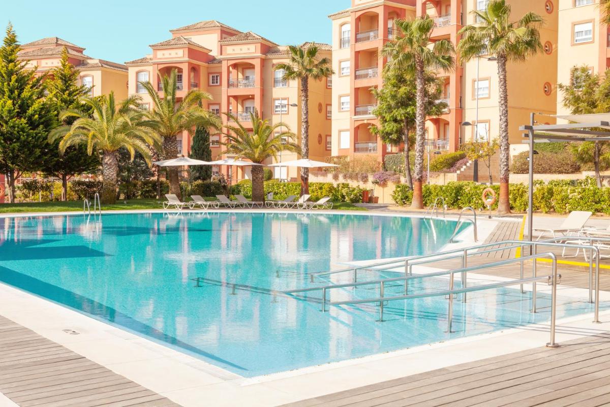una gran piscina frente a un edificio en Ama Islantilla Resort, en Islantilla