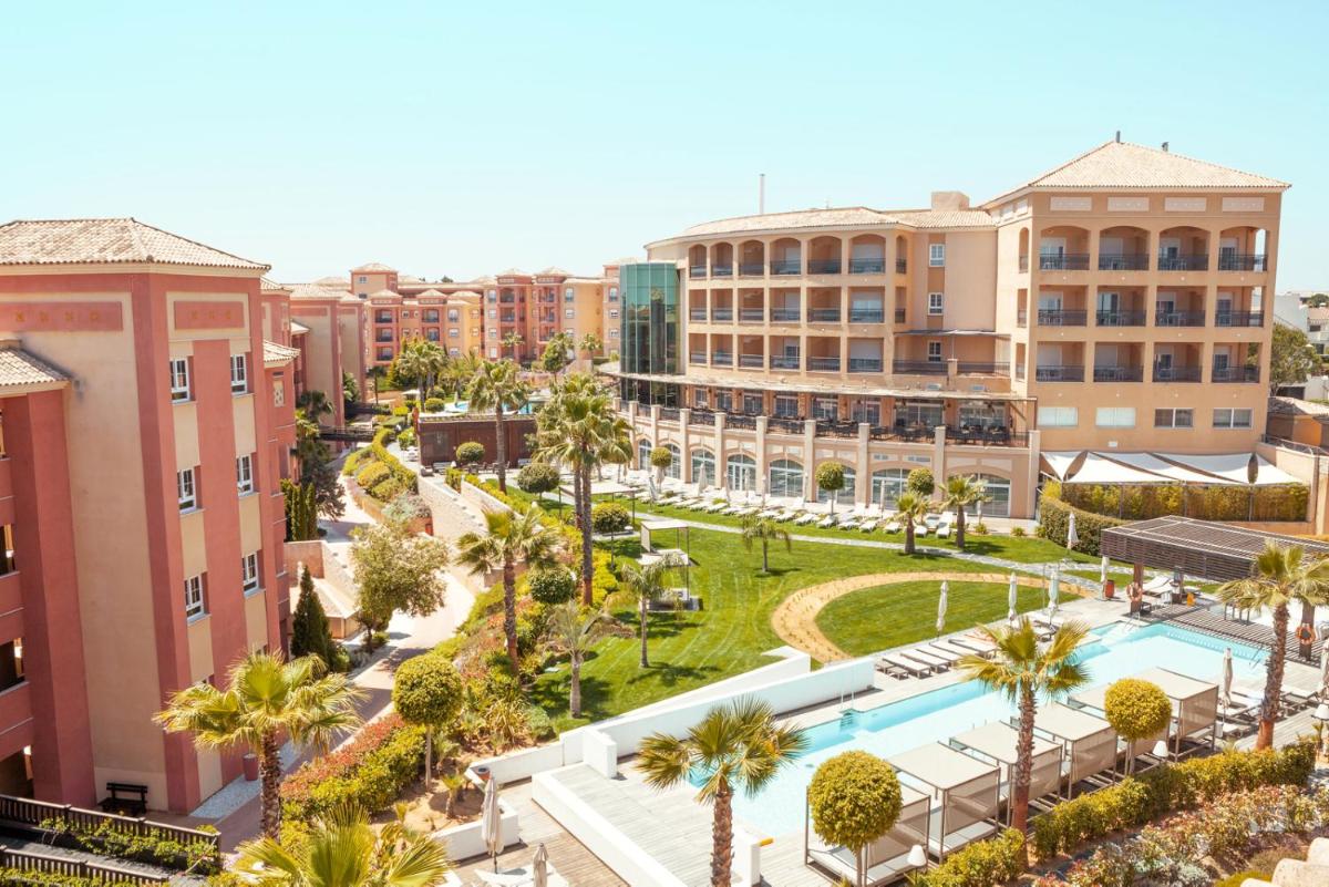 una vista aérea de una ciudad con edificios en Ama Islantilla Resort, en Islantilla