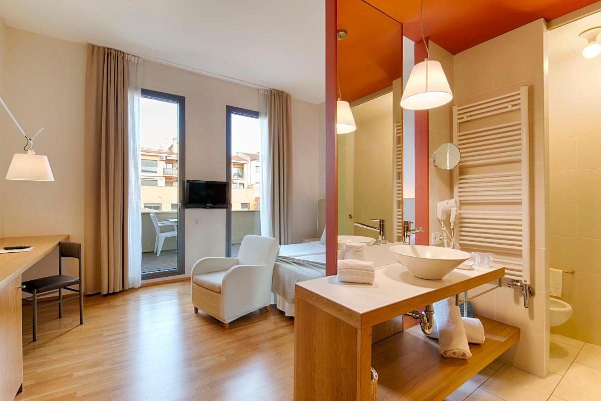 Una televisión o centro de entretenimiento en Hotel Balneario Prats
