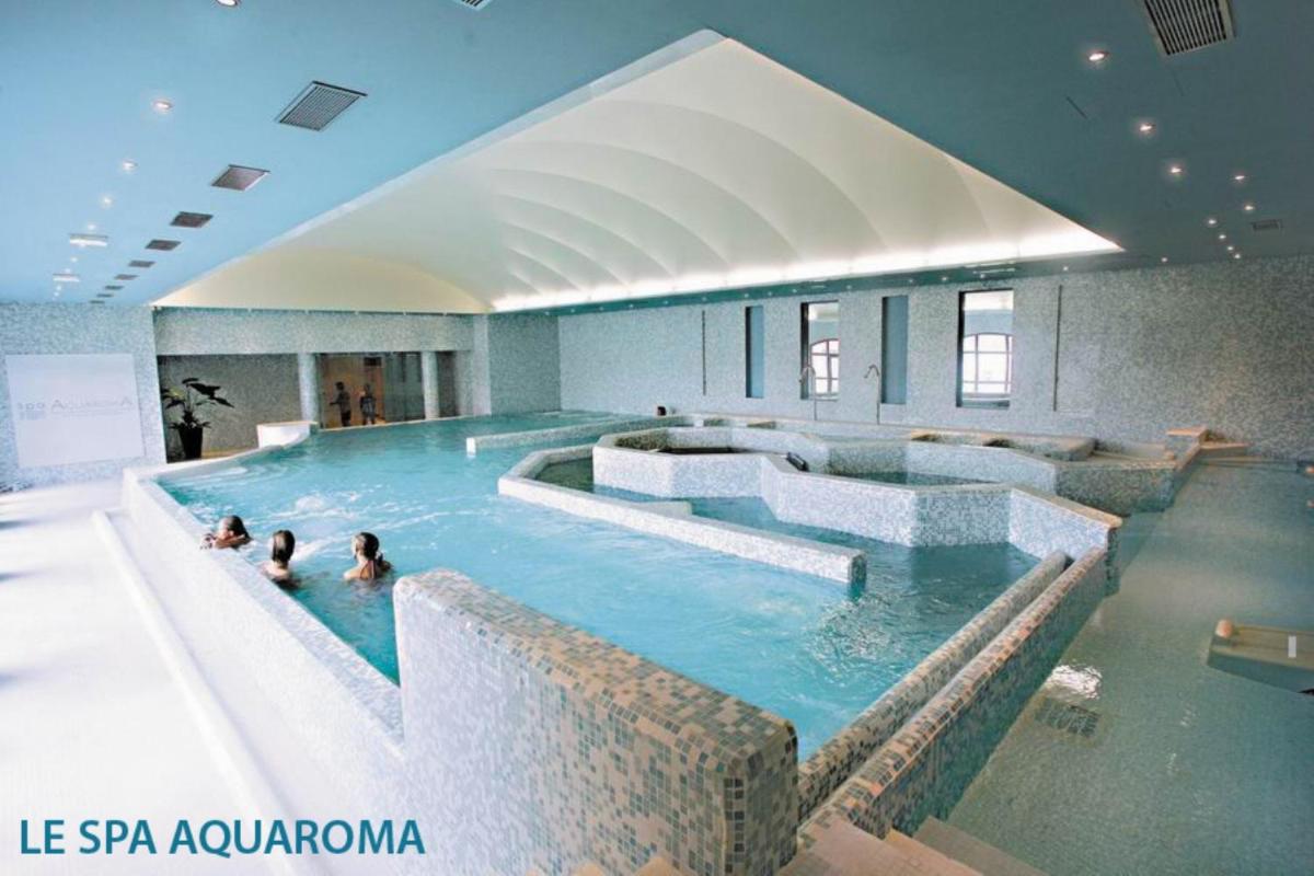 Piscine de l'établissement Lagrange Vacances Domaine de Fayence ou située à proximité