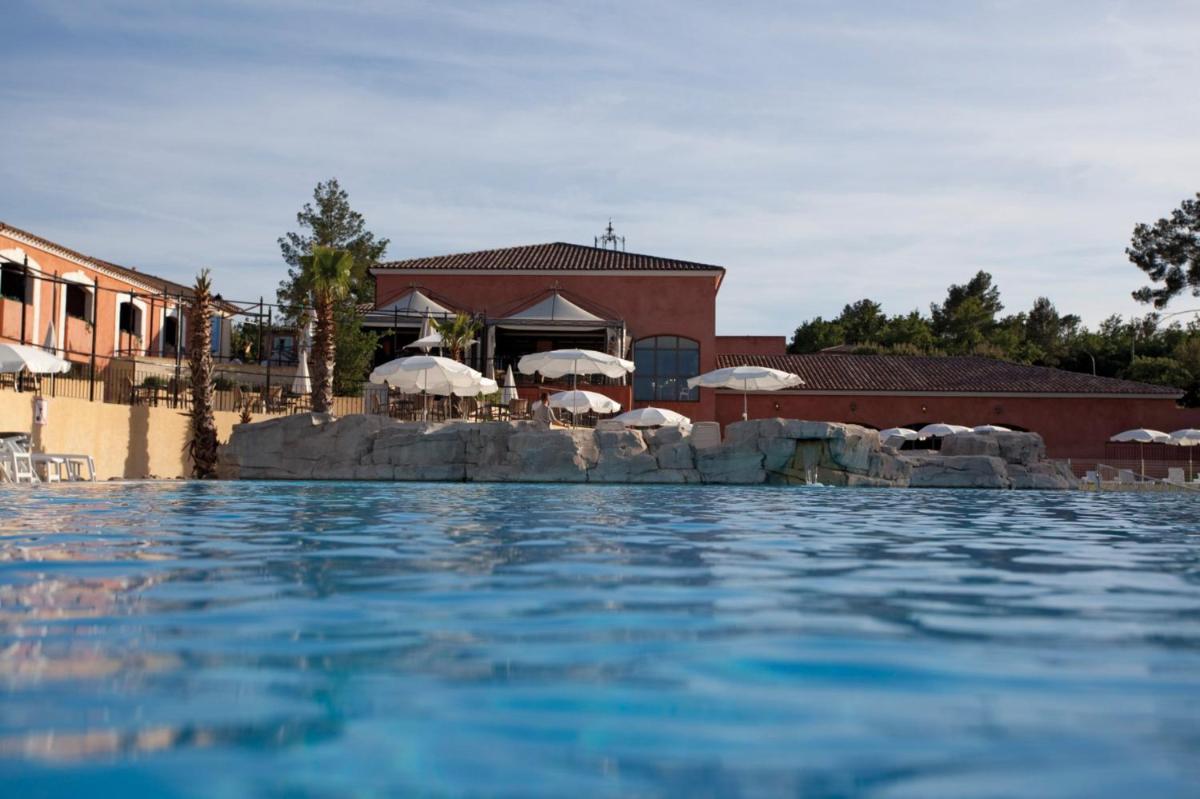 Piscine de l'établissement Lagrange Vacances Domaine de Fayence ou située à proximité