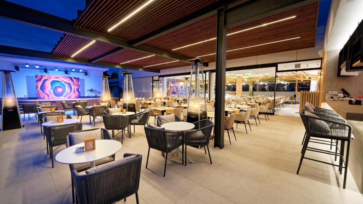 Un restaurante o sitio para comer en Club Maspalomas Suites & Spa - Adults Only
