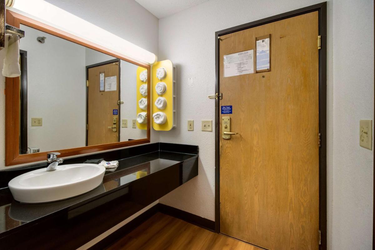Motel 6-Davenport, IA - Housity