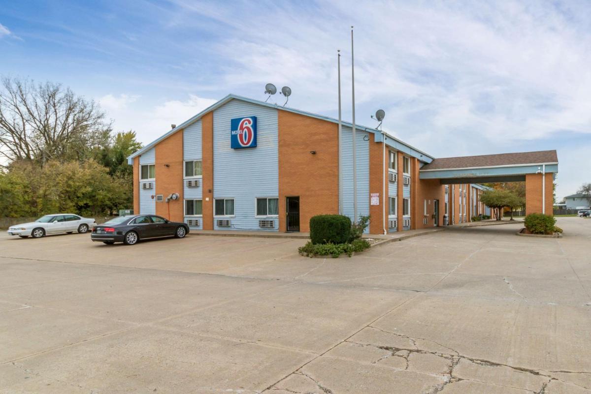 Motel 6-Davenport, IA - Housity