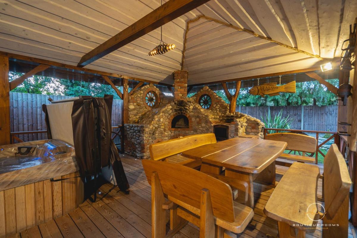 The Retreat Sauna & Hot Tub Boutique Rooms - Housity