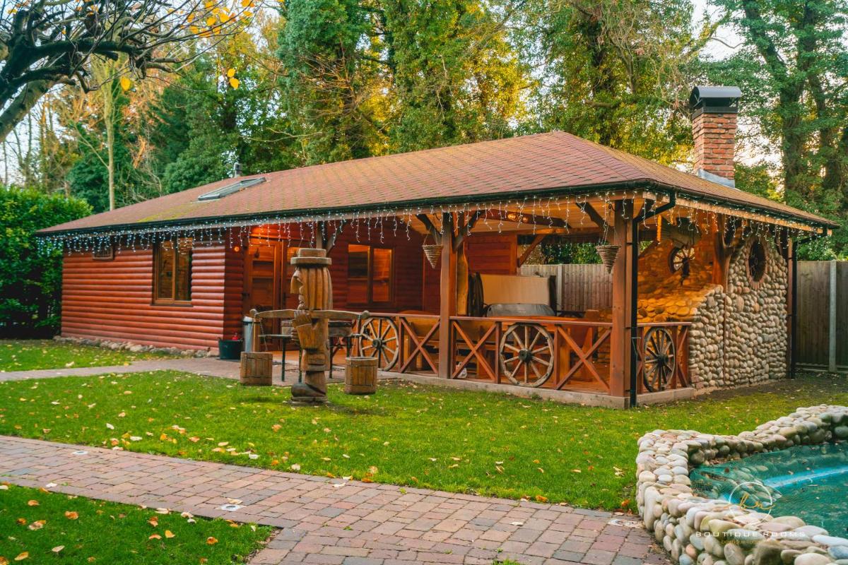The Retreat Sauna & Hot Tub Boutique Rooms - Housity