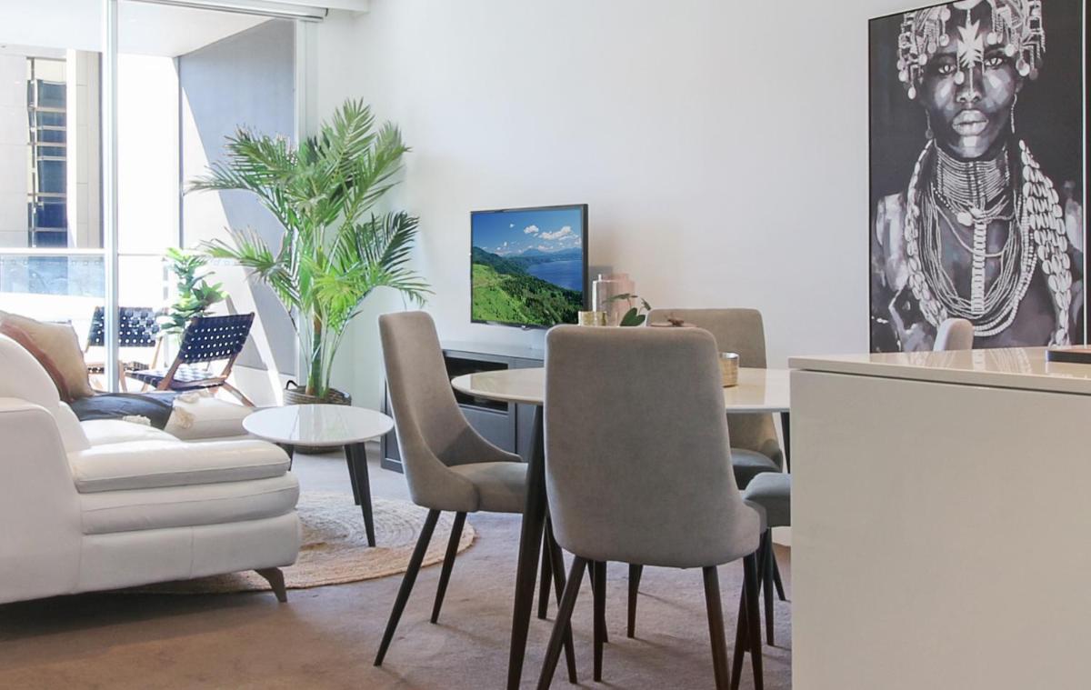 Lux 2BR Apt on Hindmarsh SQ-Pool-Gym-Sauna-Parking - Housity