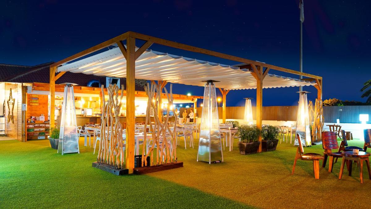 Un restaurante o sitio para comer en FBC Fortuny Resort - Adults Only