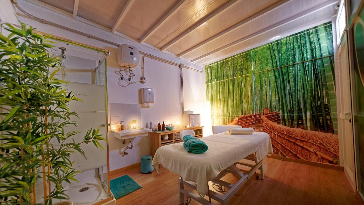 Habitación pequeña con cama y ventana grande. en FBC Fortuny Resort - Adults Only, en Maspalomas