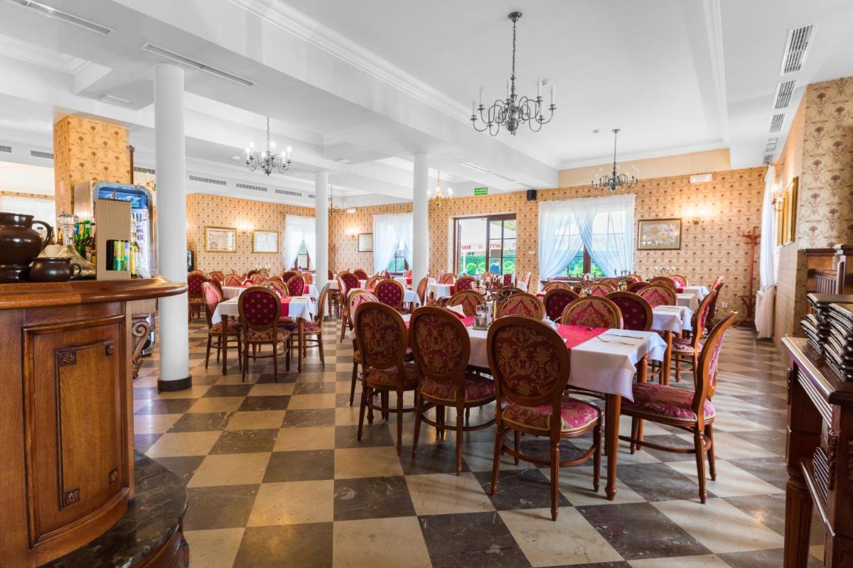 Hotel Sarmata Zespół Dworski - Housity