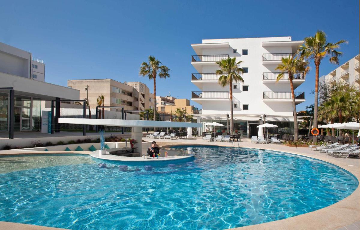 una gran piscina frente a un edificio en JS Palma Stay - Adults Only, en Can Pastilla