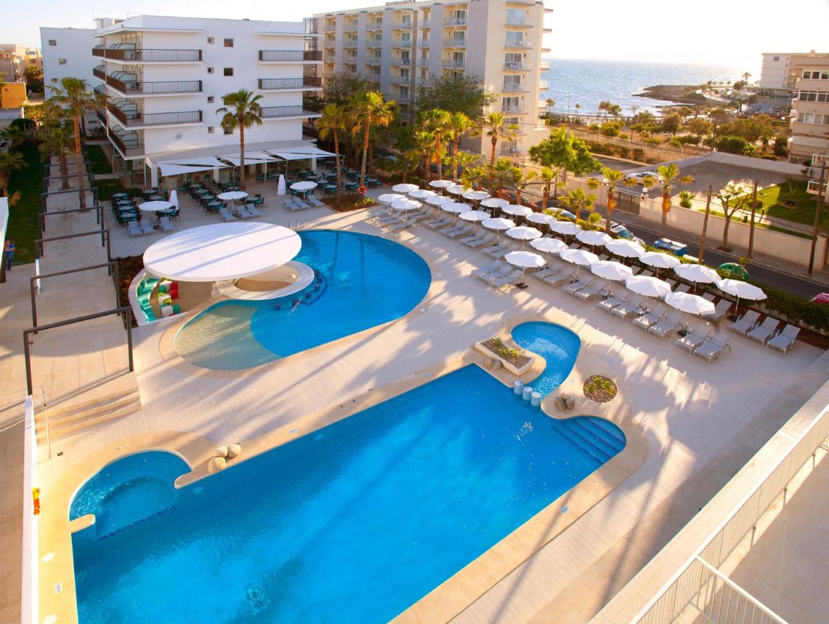 Una vista aérea de una piscina del complejo con sillas y mesas. en JS Palma Stay - Adults Only, en Can Pastilla 121 fotos más