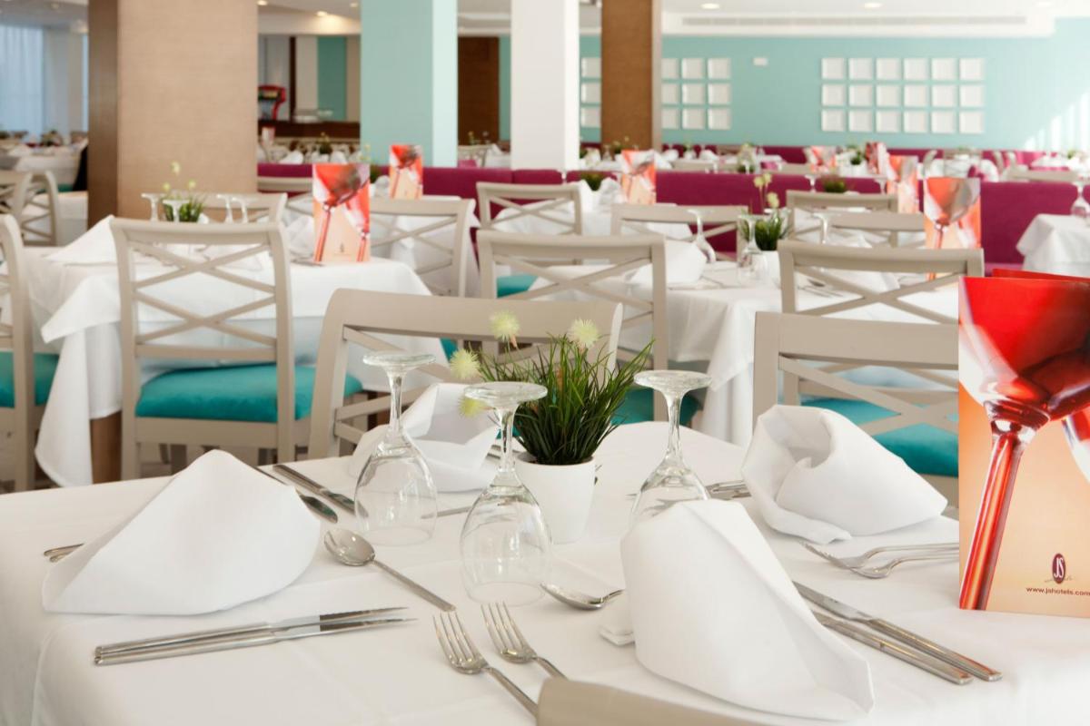 Un restaurante o sitio para comer en JS Palma Stay - Adults Only