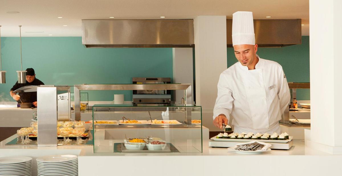 Comida en o cerca de este hotel