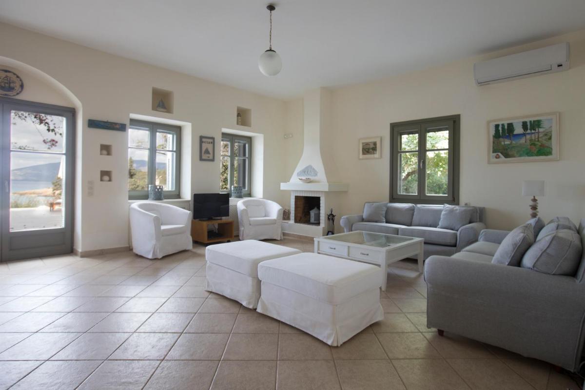 Suitetrails - Villa Iris - Luxury traditional beachfront villa with swimming pool