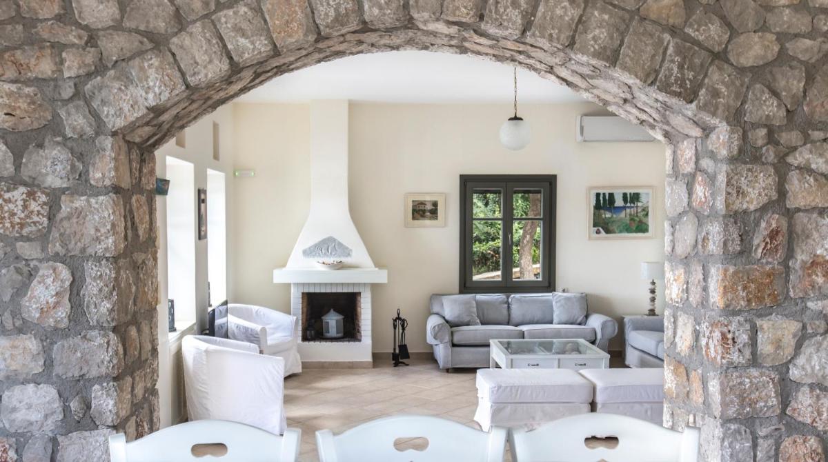 Suitetrails - Villa Iris - Luxury traditional beachfront villa with swimming pool