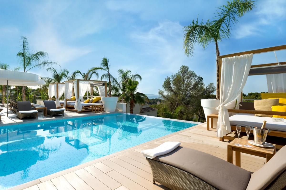una piscina en un resort con tumbonas en Portals Hills Boutique Hotel, en Portals Nous