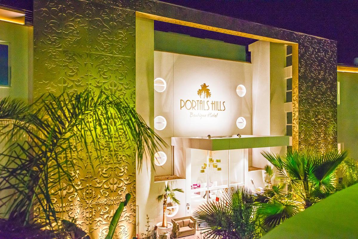 Certificado, premio, señal o documento que está expuesto en Portals Hills Boutique Hotel