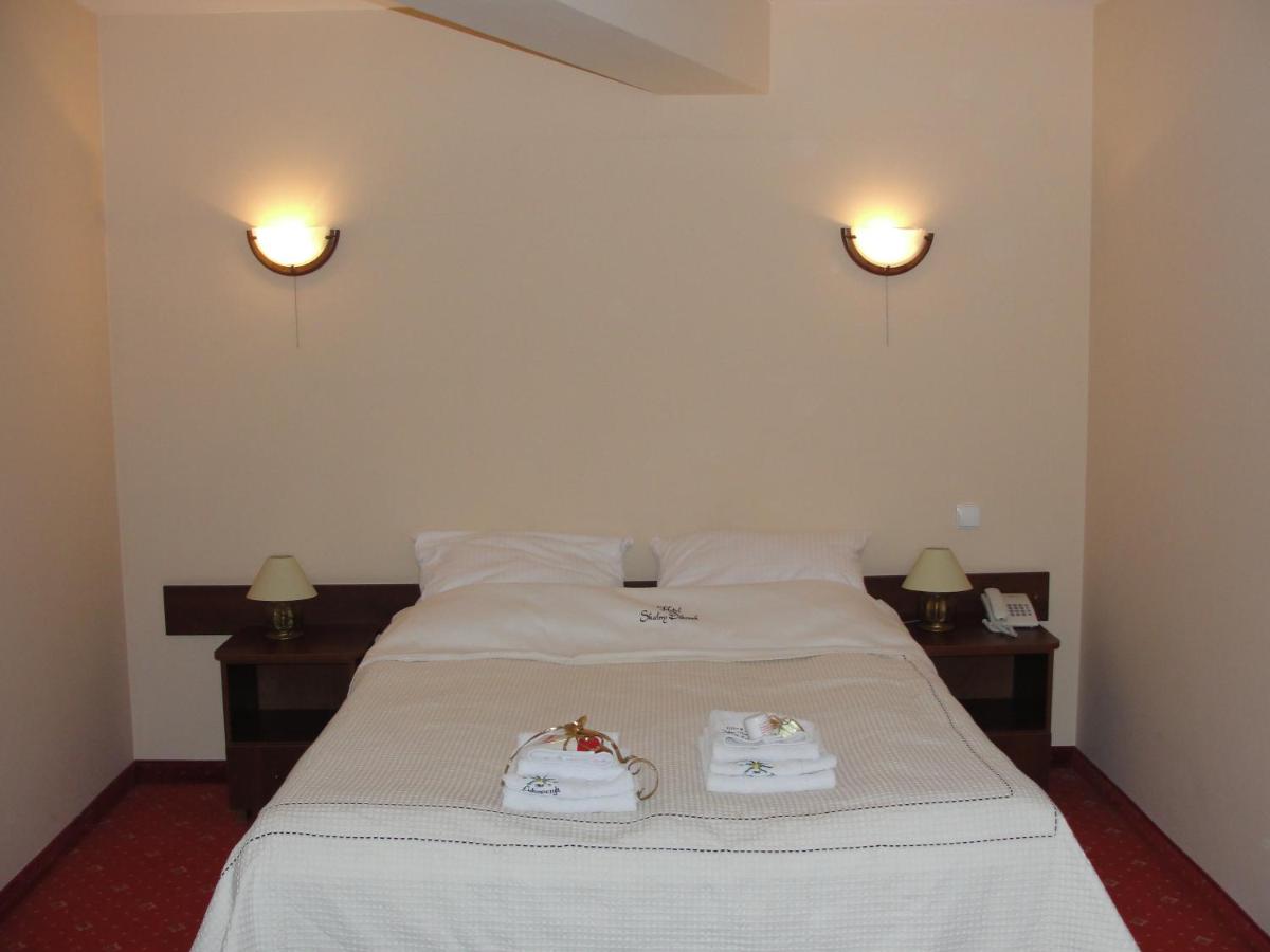 Skalny Dworek - Housity