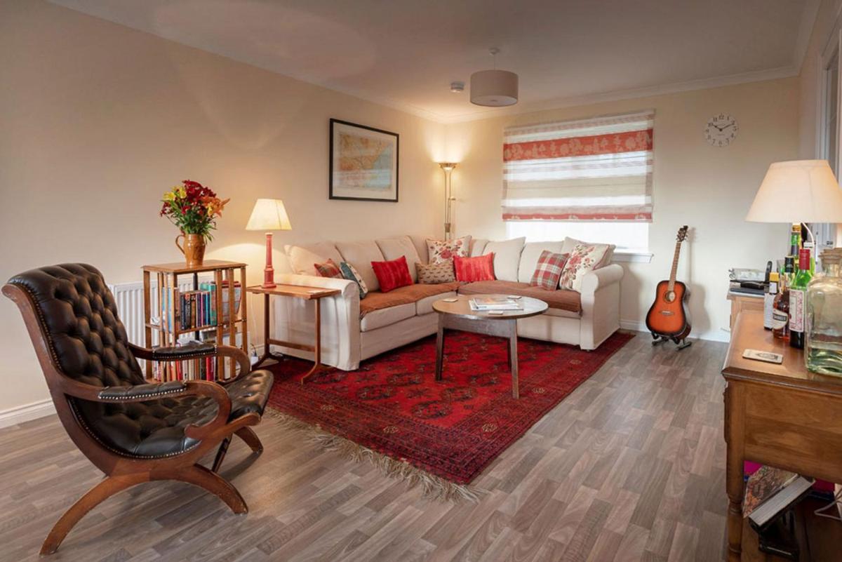 6 Grant Crescent - Housity
