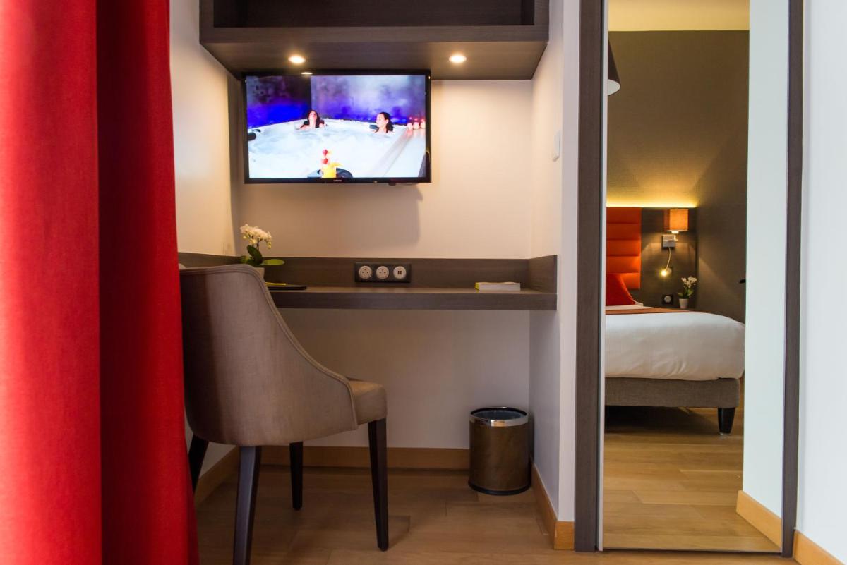 Télévision ou salle de divertissement dans l'établissement Hôtel Lutétia & Spa