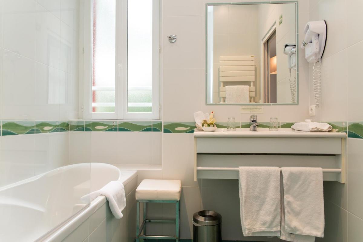 Salle de bains dans l'établissement Hôtel Lutétia & Spa