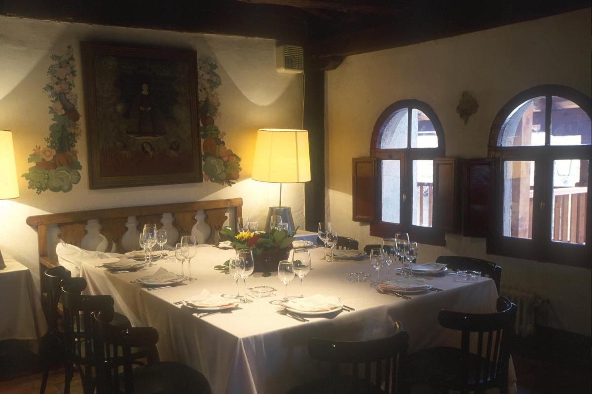 Un restaurante o sitio para comer en Hotel El Rancho