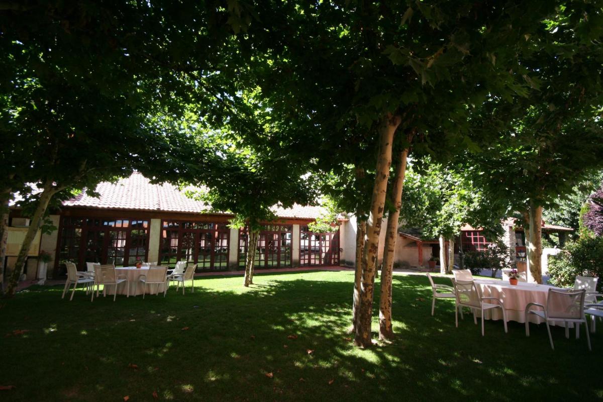 Jardín al aire libre en Hotel El Rancho