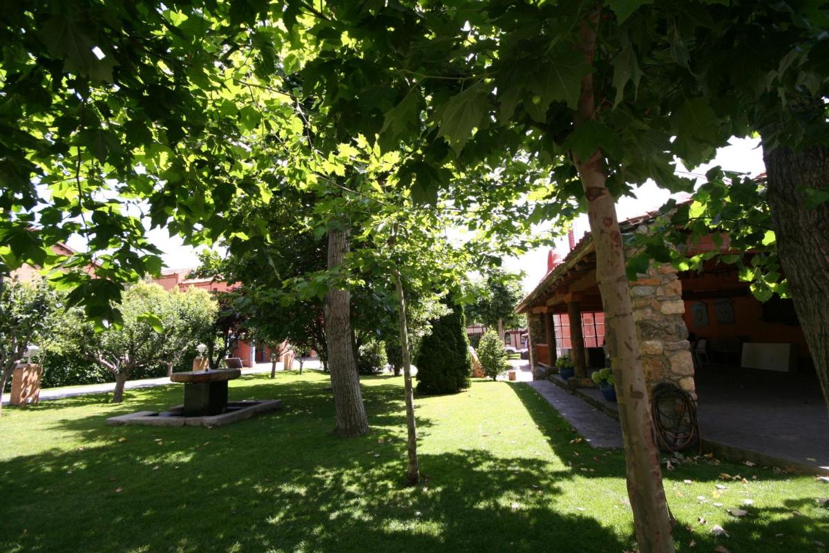 Jardín al aire libre en Hotel El Rancho