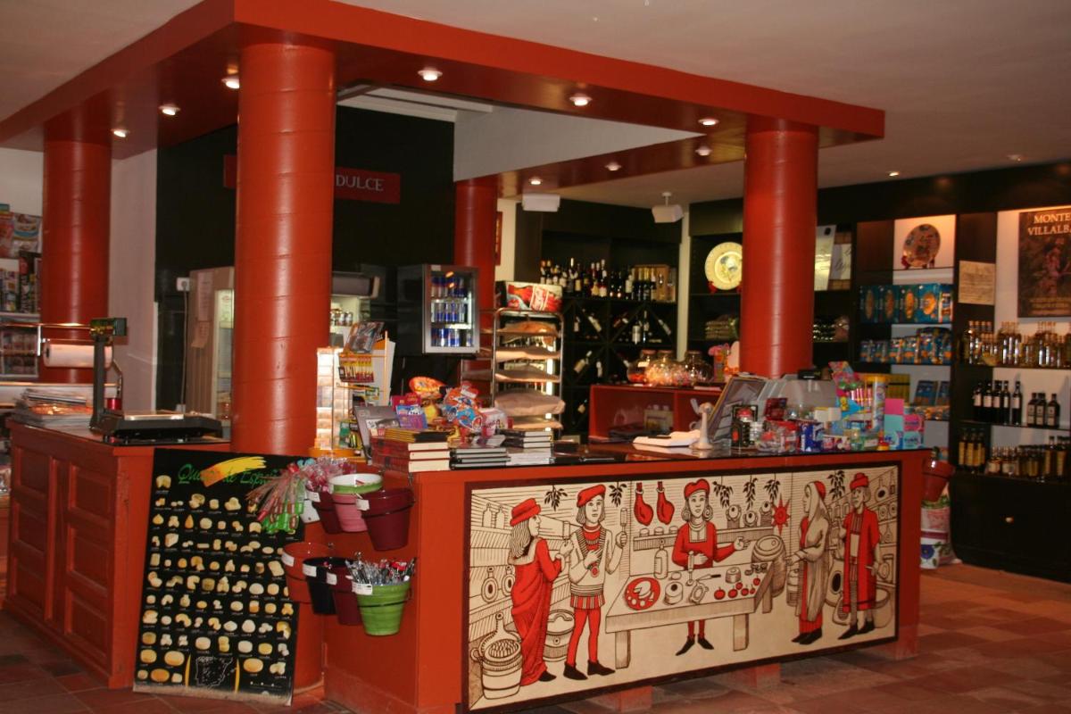 El salón o zona de bar de Hotel El Rancho