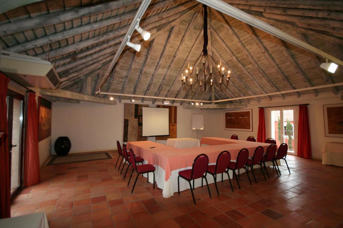 Un gran comedor con mesa y sillas. en Hotel El Rancho, en Segovia 77 fotos más