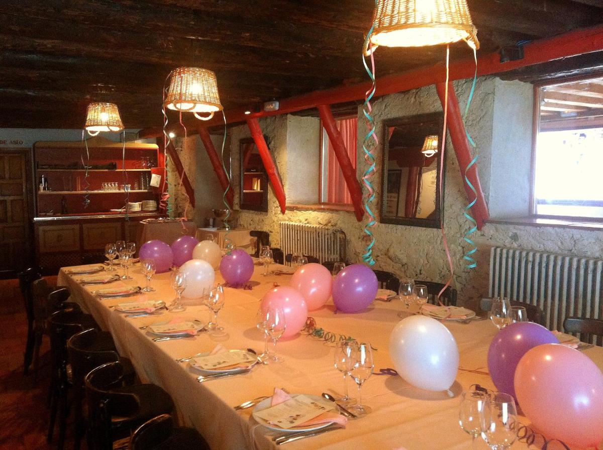 Un restaurante o sitio para comer en Hotel El Rancho