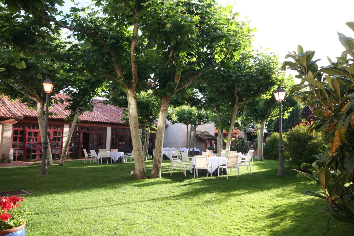 Jardín al aire libre en Hotel El Rancho